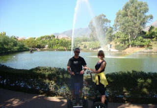 Pareja paseando por lago en Segway